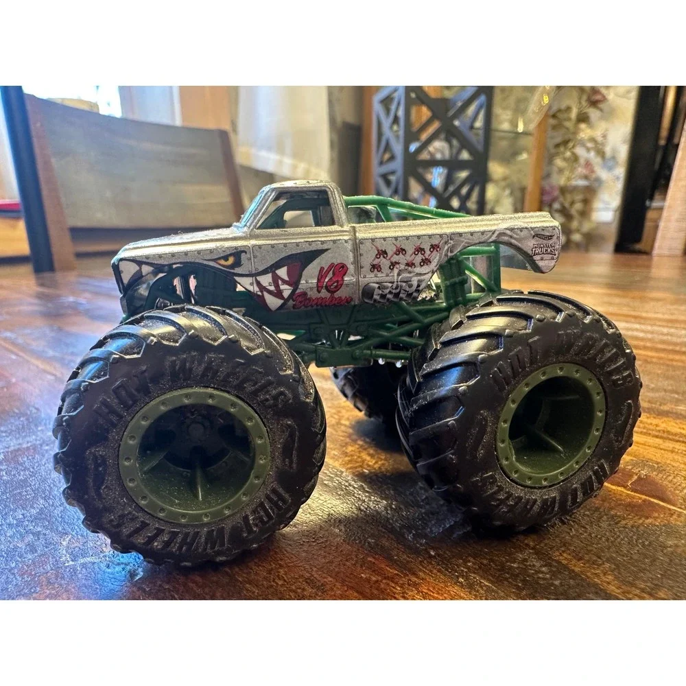 Monster Jam V8 Bomber Monster Truck 1:64 Die-Cast Hot Wheels Shark Mouth - Picture 4 of 7